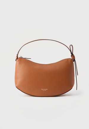 Borsa a tracolla marrone in pelle a mezzaluna con chiusura a zip, manico sottile, dettaglio nodo laterale e logo "kate spade new york" sul davanti.