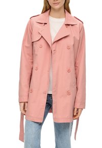 Lichtroze trenchcoat met dubbelzijdige knopen, grote kraag en verstelbare tailleband. Gemaakt van zacht materiaal en voorzien van zijzakken.