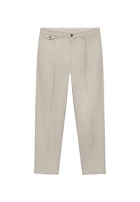 Beige, rechte pijpenbroek van zachte stof. Voorzien van een voorzak met een knoop en twee voorplooien voor meer structuur.