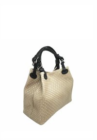 Beżowa torba pleciona z czarnymi skórzanymi uchwytami i srebrnymi okuciami, ustawiona pod kątem, aby pokazać szczegóły z boku i przodu na białym tle.