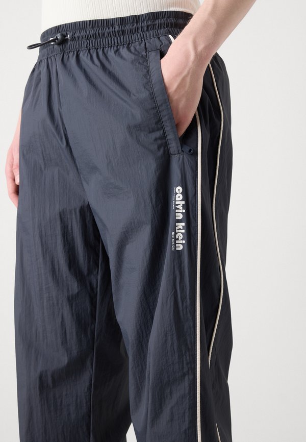 RELAXED - Tracksuit bottoms - ebony2