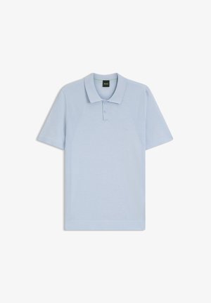 Polo bleu clair à manches courtes avec côtés texturés en côtes, patte à deux boutons et petit logo "BOSS" sur la poitrine.