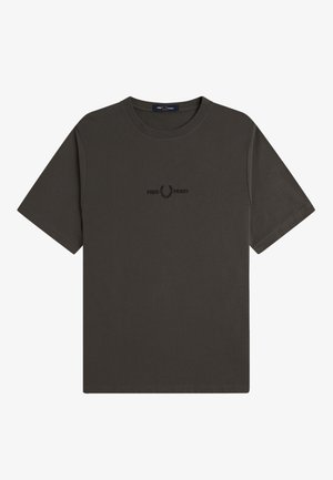T-shirt à manches courtes gris foncé avec col rond, comportant un petit texte noir "Fred Perry" et le logo de couronne de laurier centré sur la poitrine.