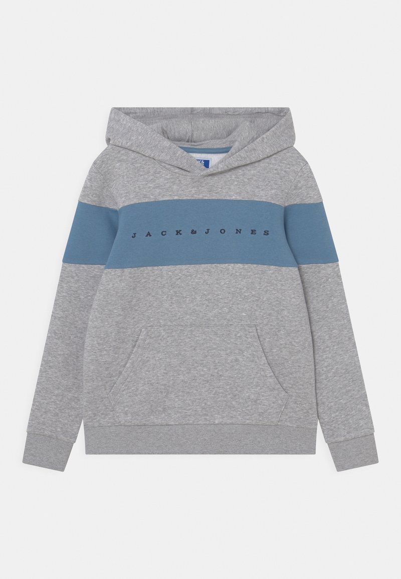 Hoodie gris en tissu doux, avec une bande horizontale bleue sur la poitrine sur laquelle est imprimé le texte "JACK & JONES" en noir.