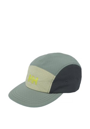 Cappellino a cinque pannelli con pannelli verde tenue, beige e nero, con un logo giallo "HH" sul pannello anteriore beige.