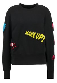 Czarna bluza z kolorowymi naszywkami, w tym żółtym napisem "MAKE UP!", niebieskim błyskawicą oraz czerwonymi uśmiechniętymi buźkami na rękawach i przodzie.