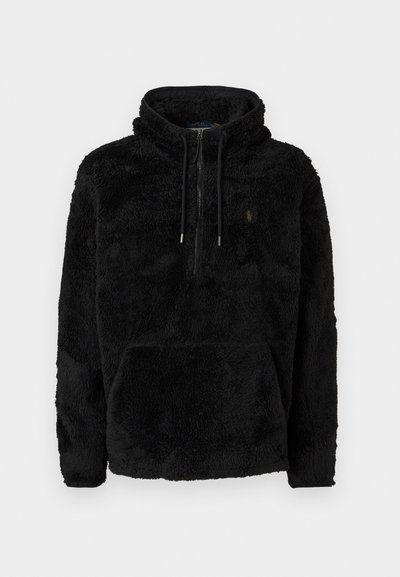 Pulover negru din fleece, cu guler înalt, buzunar frontal, șnur și material texturat. Prezintă un logo subtil pe piept.