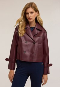 Bordeaux faux leren cropped jasje met brede revers, dubbelgebreid ontwerp, knoopsluitingen en verstelbare mouwbanden.