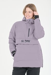 Lys lilla puffer-jakke med en lynlåslomme p�å fronten, sorte detaljer på manchetterne og frontlogo. Har en hætte og en løs pasform.