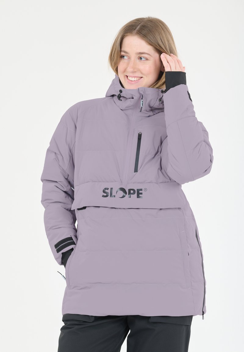 Lys lilla puffer-jakke med en lynlåslomme på fronten, sorte detaljer på manchetterne og frontlogo. Har en hætte og en løs pasform.