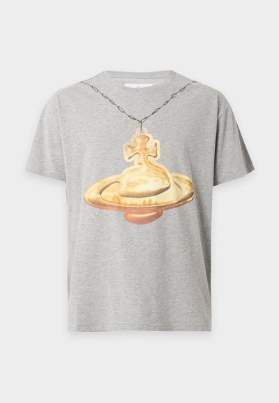 Γκρι κοντομάνικο T-shirt με τυπωμένο σχέδιο ενός μεγάλου χρυσού κρεμαστού περιδέραιου με σταυρό και κυκλική βάση.