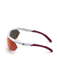 Zonnebril met een wit frame en kastanjebruine accenten, hoekige oranje lenzen, rubberen neusstukken en een aerodynamisch ontwerp.