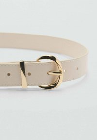 Cintura in pelle beige con fibbia circolare color oro, con cuciture visibili e diversi fori regolabili lungo la fascia.