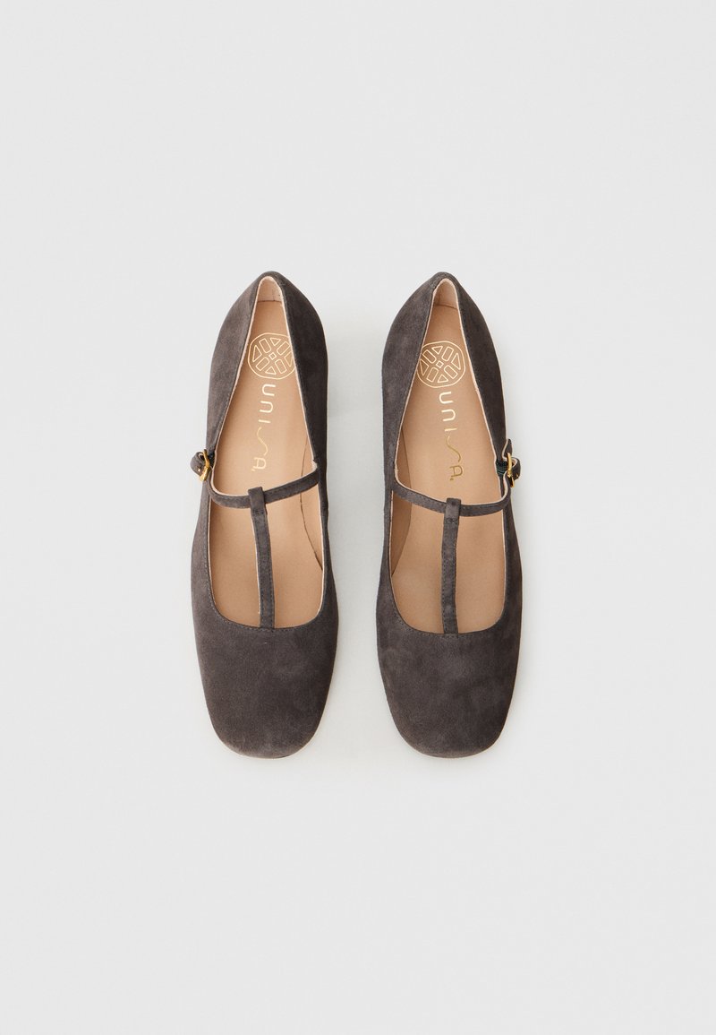 Ciemnoszare zamszowe buty typu Mary Jane z okrągłym noskiem, cienkim paskiem wokół kostki oraz małym detalem z klamrą. Gładka textura i płaska podeszwa.