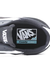 Vans Comfy Cush-sko i svart og hvitt, med teksturert semsket skinn, polstret krage og merket innersåle med logo i teal og hvitt.