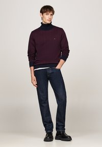 Tommy Hilfiger GIFTING 2 TONE FAIRISLE ROL - Maglione - deep rouge desert sky