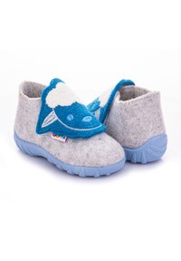 Szare filcowe kapcie z niebieską filcową klapą z wzorem chmury i twarzy, niebieską gumową podeszwą oraz dopasowującym się do kostki krojem.