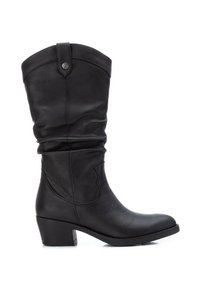 Stivale in pelle nera alto fino al ginocchio con punta tonda, design leggermente arricciato, tacco impilato e accessori decorativi nella parte superiore.