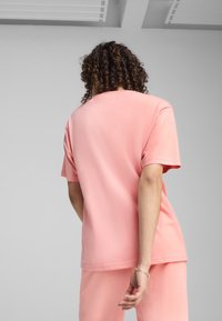 Rosa bomull t-shirt med korta ärmar och rund hals, med en avslappnad passform och mjuk textur. Bärs med matchande byxor.