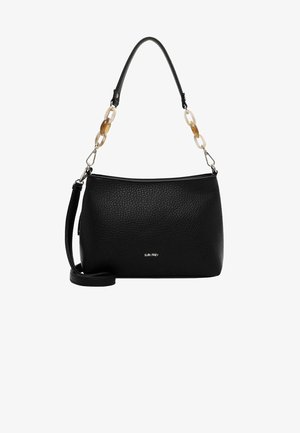 Sac à main texturé noir avec une poignée courte présentant des maillons de chaîne beige et une longue bandoulière détachable, petit logo de marque argenté à l'avant.