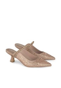 Scarpe slingback a punta con materiale color blush, caratterizzate da una superficie testurizzata con ritagli geometrici e una fascia decorata. Tacco basso a blocco.