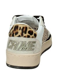 Sneaker bianca e beige con accenti a stampa leopardata, in suede e tessuto testurizzato, presenta la parola "CRIME" in lettere metalliche sulla parte posteriore del tallone.