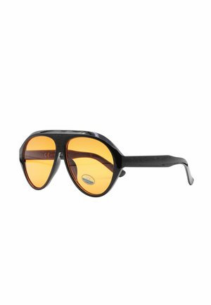 Occhiali da sole neri con montatura ottagonale, dotati di lenti arancioni e una finitura testurizzata sulle aste. Adesivo di protezione UV visibile.