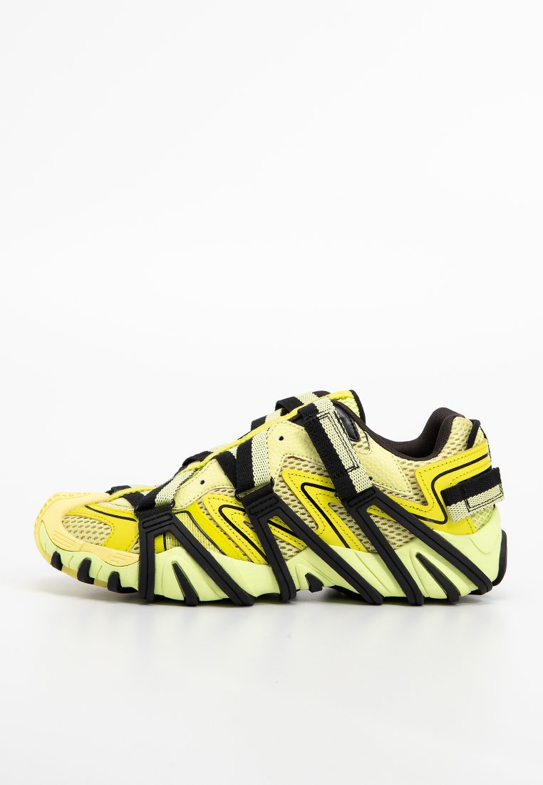 Sportschuh mit einem Mesh-Obermaterial in leuchtendem Gelb und schwarzen Akzenten, strukturiertem Sohle und verstellbaren Riemen. Leichtes Design.