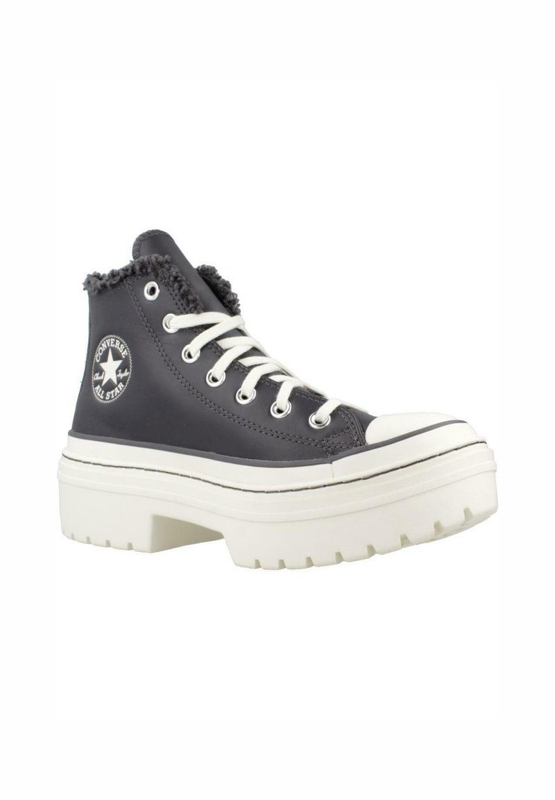 Schwarzer Sneaker mit hohem Schaft, weißer dicker Profilsohle, weißen Schnürsenkeln, flauschigem Kragenfutter und einem runden Markenlogo an der Seite.