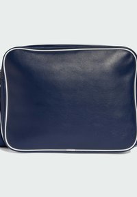 Granatowa skórzana torba o gładkiej fakturze, prostokątnym kształcie i białym przeszyciu wokół krawędzi. Posiada płaską przednią część oraz odpinany pasek.