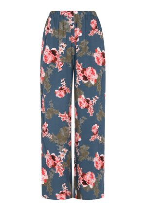 Kwiatowe spodnie o szerokich nogawkach z elastycznym paskiem w talii, zdobione dużymi różowymi i czerwonymi różami na niebieskim tle, wykonane z lekkiego materiału.