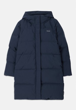 Tumed puffer jope kapuutsiga, millel on lukuga esikülg, laiad varrukad ja ristkülikukujuline quiltimismuster. Brändi logo ülemisel vasakul küljel.