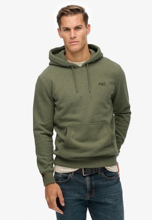 Olijfgroene hoodie met een kangoeroe-pocket, trekkoordkap en geborduurd logo op de borst. Stof van een katoenmix met een gestructureerde afwerking.