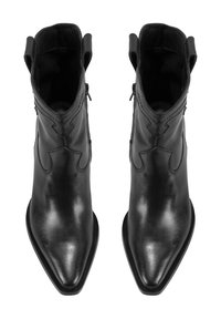 Schwarze Lederstiefeletten mit spitzer Zehe, glatter Oberfläche, seitlichen Reißverschlüssen und Zuglaschen für ein einfaches Anziehen. Mit dekorativen Nähten.