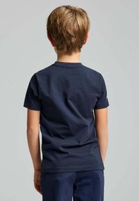 T-shirt navy blue a maniche corte in cotone, con colletto tondo e una texture liscia, vista dal retro. Nessun logo visibile.