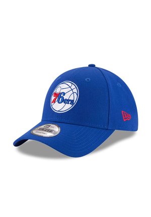 Blaues verstellbares Baseballcap mit gesticktem Philadelphia 76ers-Logo, das eine abgerundete Krone, einen geschwungenen Schirm und rote Akzente an der Seite aufweist.