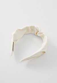 Hvit stoffhårbånd med en tvunnet design, med en jevn tekstur og myk finish. Fleksibel form for komfortabel bruk.