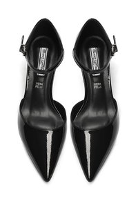 Scarpe con tacco alto in pelle verniciata nera, con punte affusolate, cinturino alla caviglia e texture liscia. Presentano una soletta con il marchio "Vera Pelle".