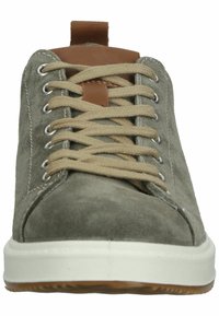 Grå ruskindssneaker med brune læderdetaljer, beige snørebånd og hvid gummisål. Har metaløjer og tekstureret overflade.