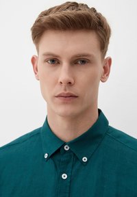 s.Oliver MIT BUTTON DOWN KRAGEN - Koszula