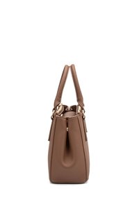 Borsa a mano in pelle marrone con finitura testurizzata, manici superiori e sottili accenti in hardware dorato. Forma cilindrica con base stretta.
