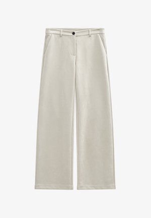 Wijde broek van een zachte, lichtbeige stof. Voorzien van een knoopsluiting, voorzakken en een gladde textuur. Strak, op maat gemaakt ontwerp.