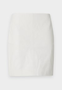 Bela usnjena mini krilo s prilagojeno silhueto, gladko teksturo in čistim dizajnom z minimalnim šivanjem in brez vidne strojne opreme.