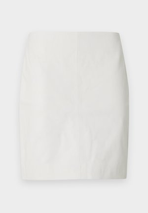 Witte leren minirok met een getailleerde pasvorm, een gladde textuur en een strak ontwerp met minimale stiksels en geen zichtbare hardware.