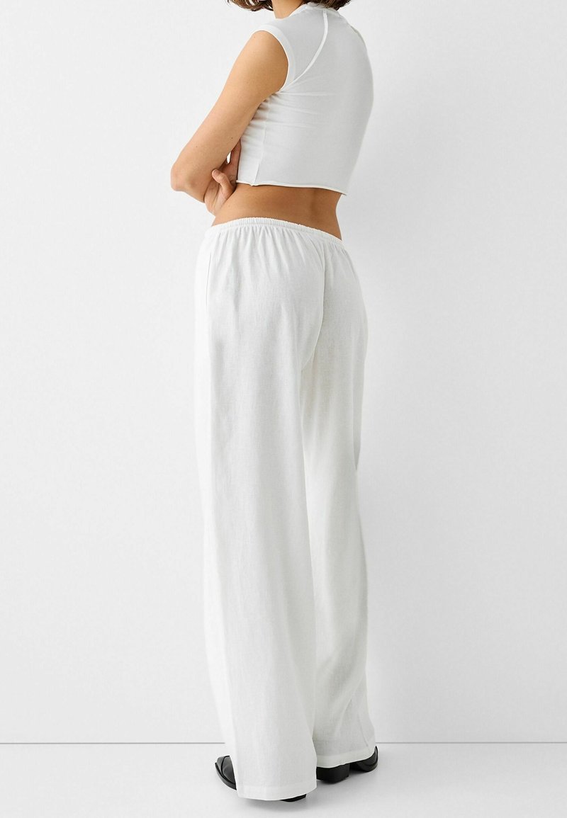Bershka Pantalones white/blanco (Segunda mano)