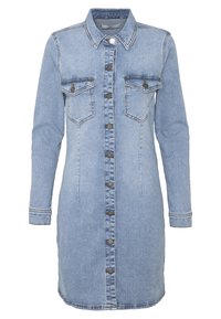 Vestido de denim con un lavado azul claro, cierre frontal de botones, dos bolsillos en el pecho, mangas largas y una silueta ajustada. Presenta un cuello clásico y costuras.