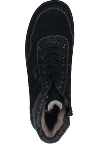 Botte de cheville en suède noir avec une doublure en fourrure texturée. Présente des lacets robustes, des coutures renforcées et une semelle en caoutchouc de profil bas.