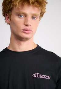 Ellesse QUINZANO - Ilgarankovis viršutinės dalies drabužis - black