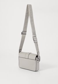 Michael Kors AVIATOR XBODY - Axelremsväska - quarry grey