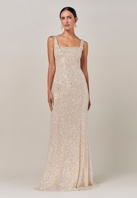 Abito di paillettes color champagne chiaro con scollatura quadrata e spalline larghe, aderente in vita, che si apre in una silhouette dritta all'orlo.